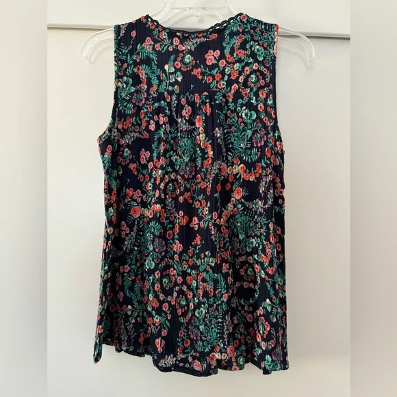 Bila Floral Navy Blue Lace Sleeveless Top Size M - Picture 4 of 11